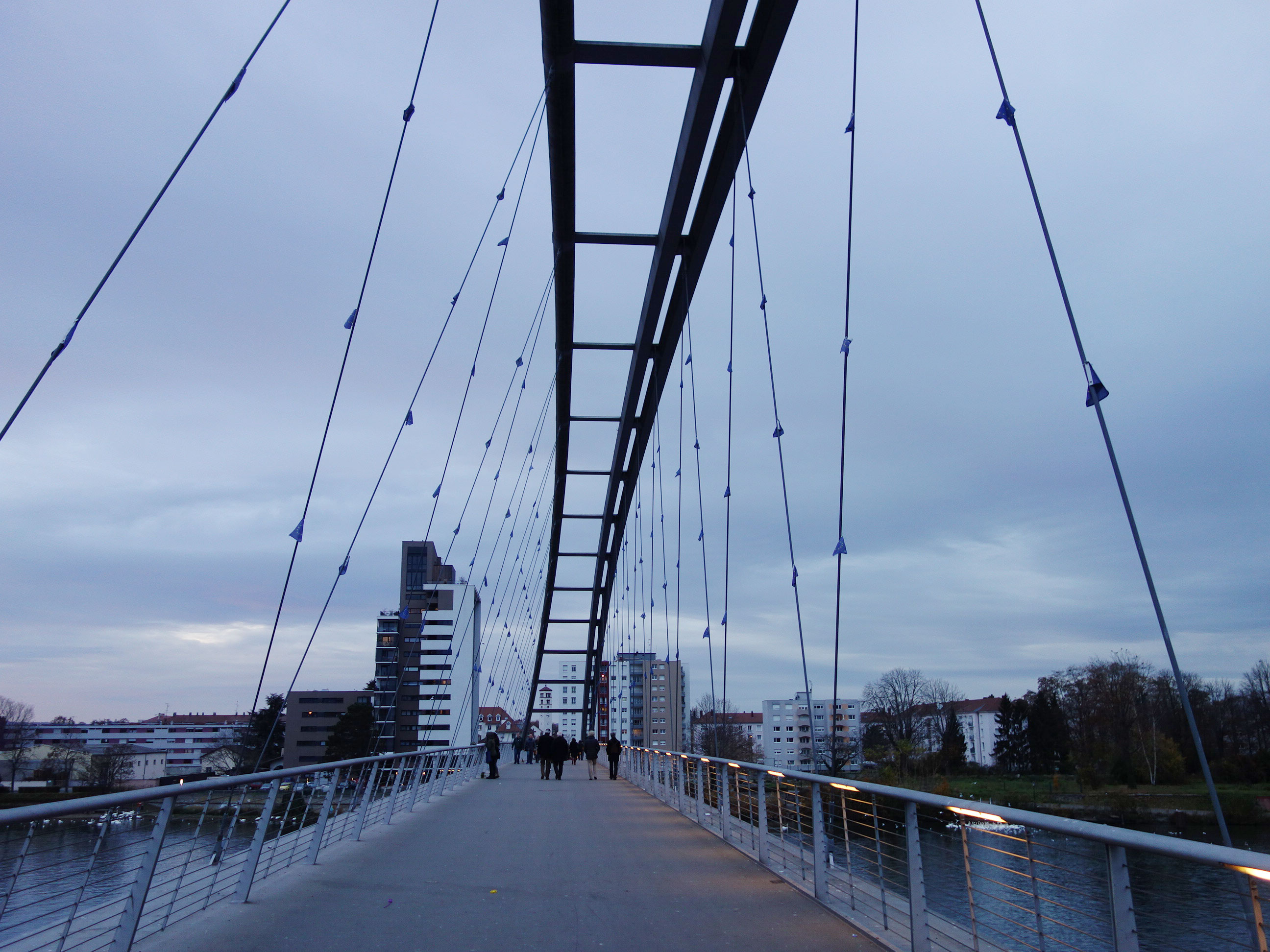 Enjambant le Rhin, la passerelle des Trois Pays relie le secteur commercial de Weil am Rhein en rive droite et Huningue