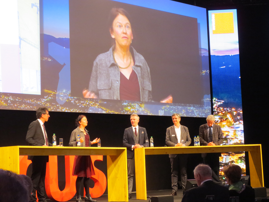 Podiumsteilnehmer «Ingenieurskunst made in Switzerland» (von links nach rechts): Markus Geyer, SBB, Abt. Infrastruktur; Karin Frick, Gottlieb Duttweiler-Institut, Moderator Rainer Maria Salzgeber; Stefan Cadosch, Präsident SIA, Heinz Marti, Präsident usic