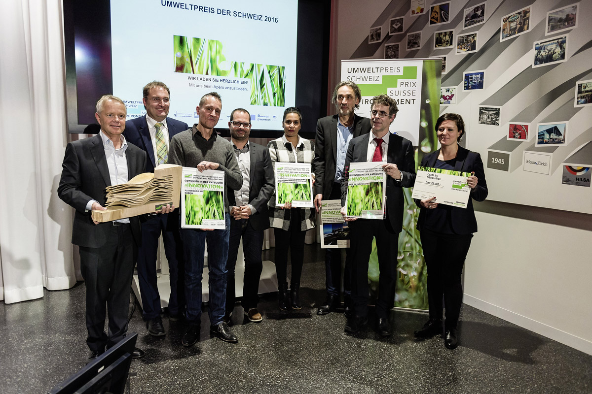 Die Gewinner des Umweltpreis 2016: Max Renggli (ganz links); Vertreter Schweizer Jugendherbergen (3. und 4. von rechts); Vertreter CSEM (ganz rechts).