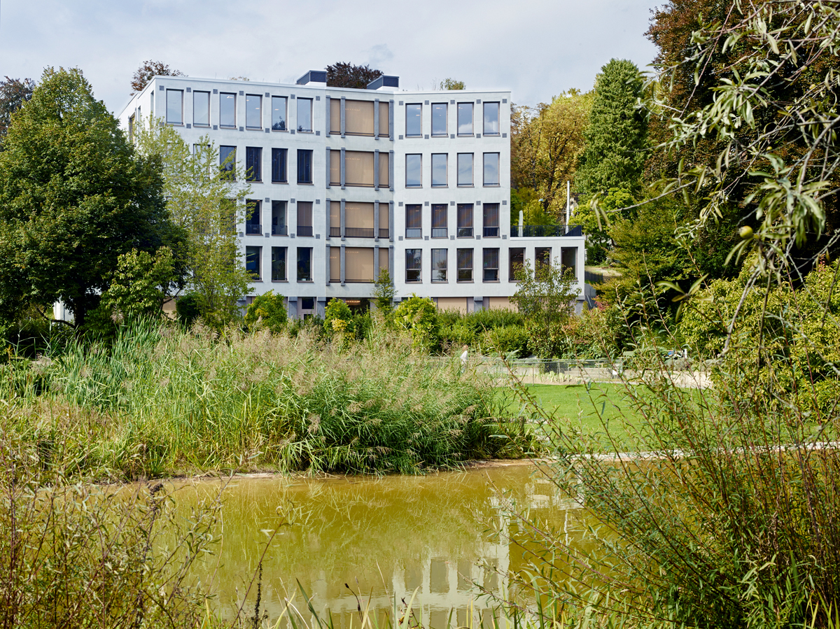 Die grossen Fenster der Fassade ermöglichen Blickbezüge zur Umgebung.