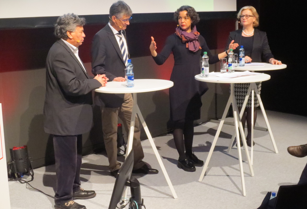 Von links nach rechts: Andreas Herczog, Herczog Hubeli Architekten; Beat Andrist, stellvertretender CEO Elektra Baselland; Judit Solt, Chefredaktorin TEC21; Renate Amstutz, Direktorin Schweizerischer Städteverband.