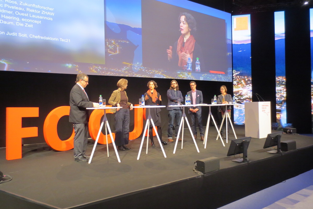 Legende: Teilnehmerinnen und Teilnehmer am Podium «Rettung durch Technik – Chancen der Raumplanung?» Von links nach rechts: ZHAW-Rektor Jean Marc Piveautau; Ariane Widmer, Ouest Lausannois; Judit Solt, Chefredaktorin TEC21; Matthias Daum, Die Zeit; Georges Roos, Zukunftsforscher; Barbara Haering, econcept