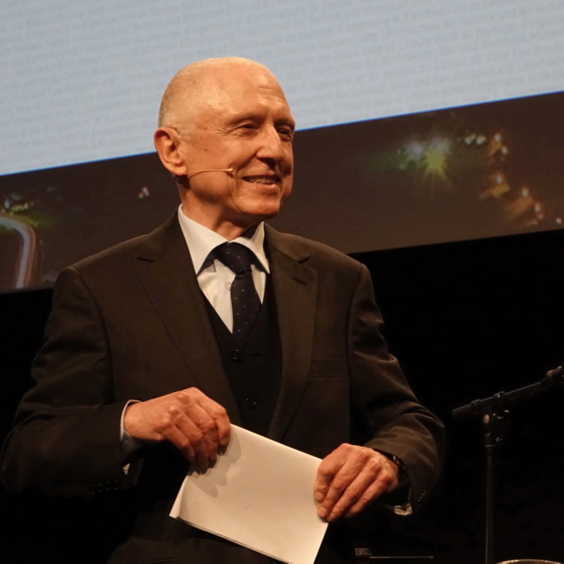 Anton Steurer, Prof. Dr. sc. techn. dipl. Ing. ETH/SIA, Präsident der Fachschaft Bauingenieurwesen, begrüsst die Anwesenden.