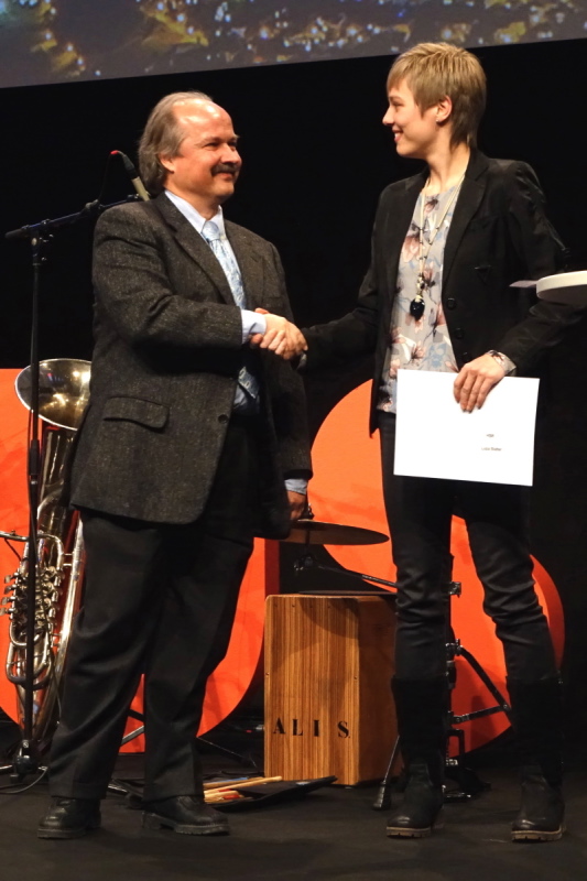 Jürg Speerli, Prof. Dr. sc. techn. dipl. Ing. ETH/SIA, Hochschule für Technik Rapperswil (HSR), gratuliert «Best of Bachelor» Luzia Blatter.