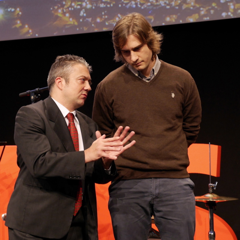 Manuel Lüscher, dipl. Natw. ETH, Scuola universitaria professionale della Svizzera italiana (SUPSI), dolmetscht für «Best of Bachelor» Diego Bizzozzero.