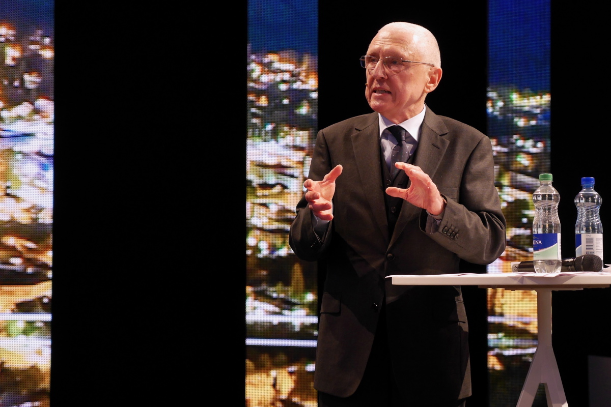 Anton Steurer, Prof. Dr. sc. techn. dipl. Ing. ETH/SIA, Präsident der Fachschaft Bauingenieurwesen, kommentiert jede der preisgekrönten Arbeiten mit viel Einfühlungsvermögen und persönlicher Note.