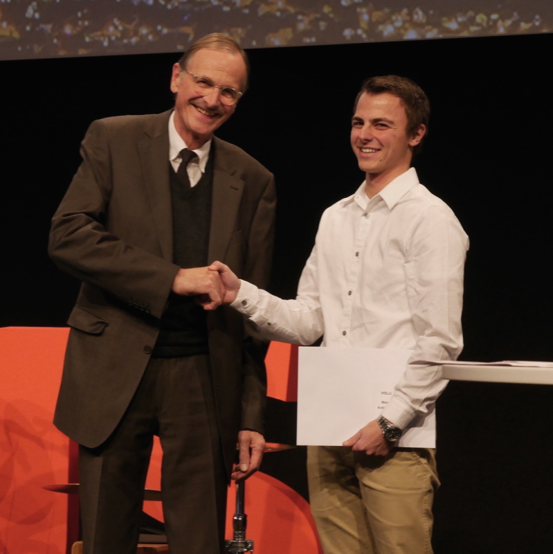 Werner Rinderknecht, Prof. dipl. Bauing. ETH/SIA, Hochschule Luzern – Departement Technik &amp; Architektur, freut sich mit «Best of Bachelor» Manuel Krähenbühl.