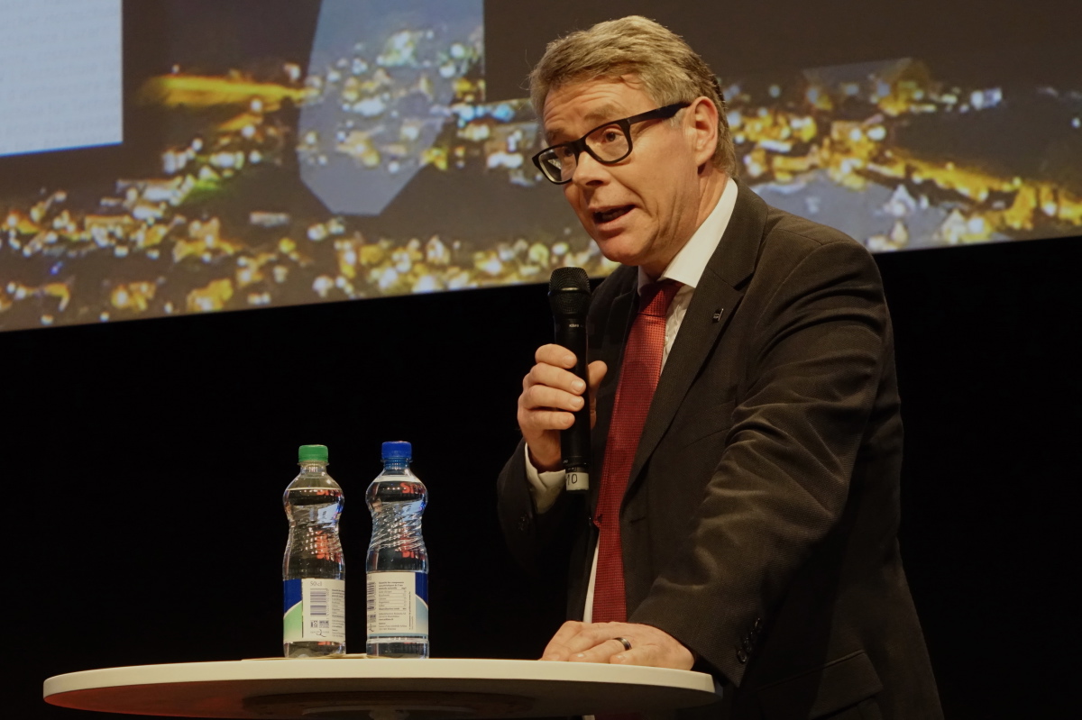 Urs Schneider, Verwaltungsratspräsident des Hauptsponsors Emch + Berger Holding AG, sieht die Bachelorabsolventen auf einem guten Weg in die berufliche Zukunft.