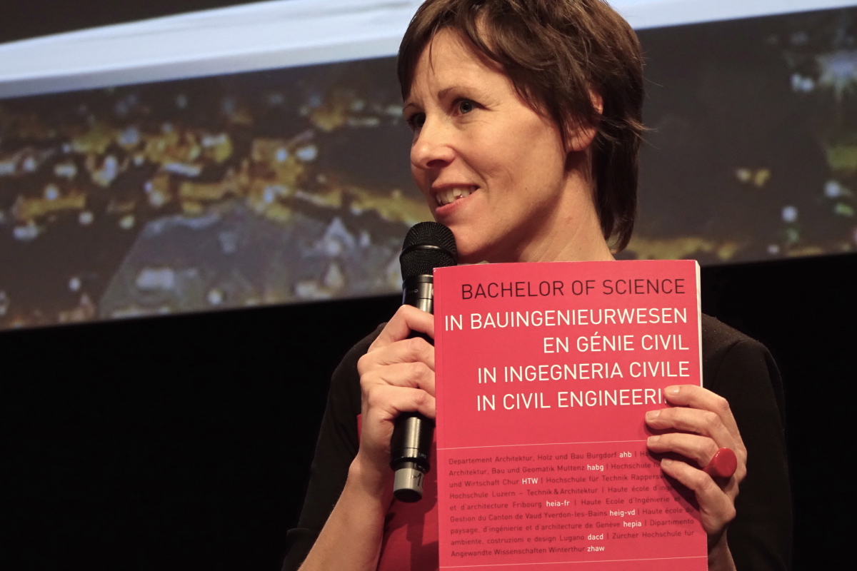 Katharina Schober, Leiterin espazium – Der Verlag für Baukultur, freut sich über die gelungene Publikation und verdankt alle Beteiligten.