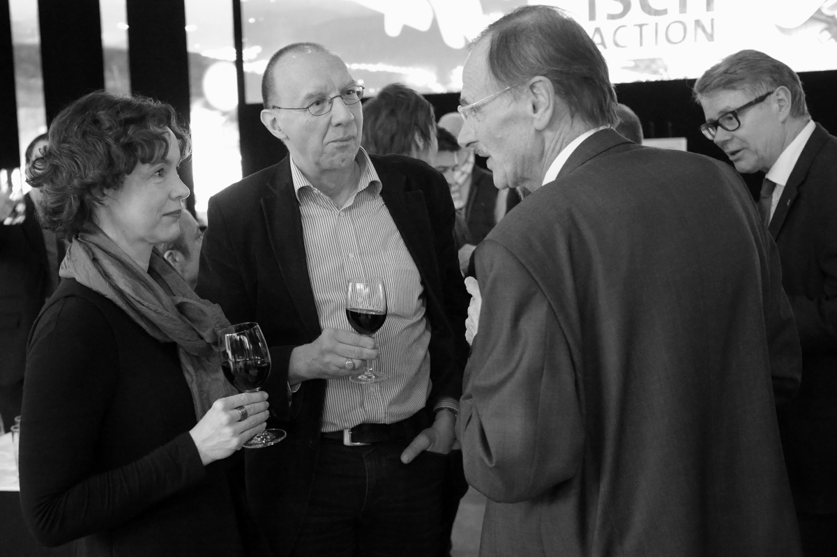 Beim anschliessenden Apéro diskutieren (von links nach rechts) die Moderatorin der Veranstaltung, Judit Solt, Chefredaktorin TEC21; Rudolf Heim, Redaktor Bauingenieurwesen TEC21, Projektleiter «Best of Bachelor 2014–2015»; Prof. Werner Rinderknecht, Hochschule Luzern; dahinter: Urs Schneider, VR-Präsident Emch + Berger AG.