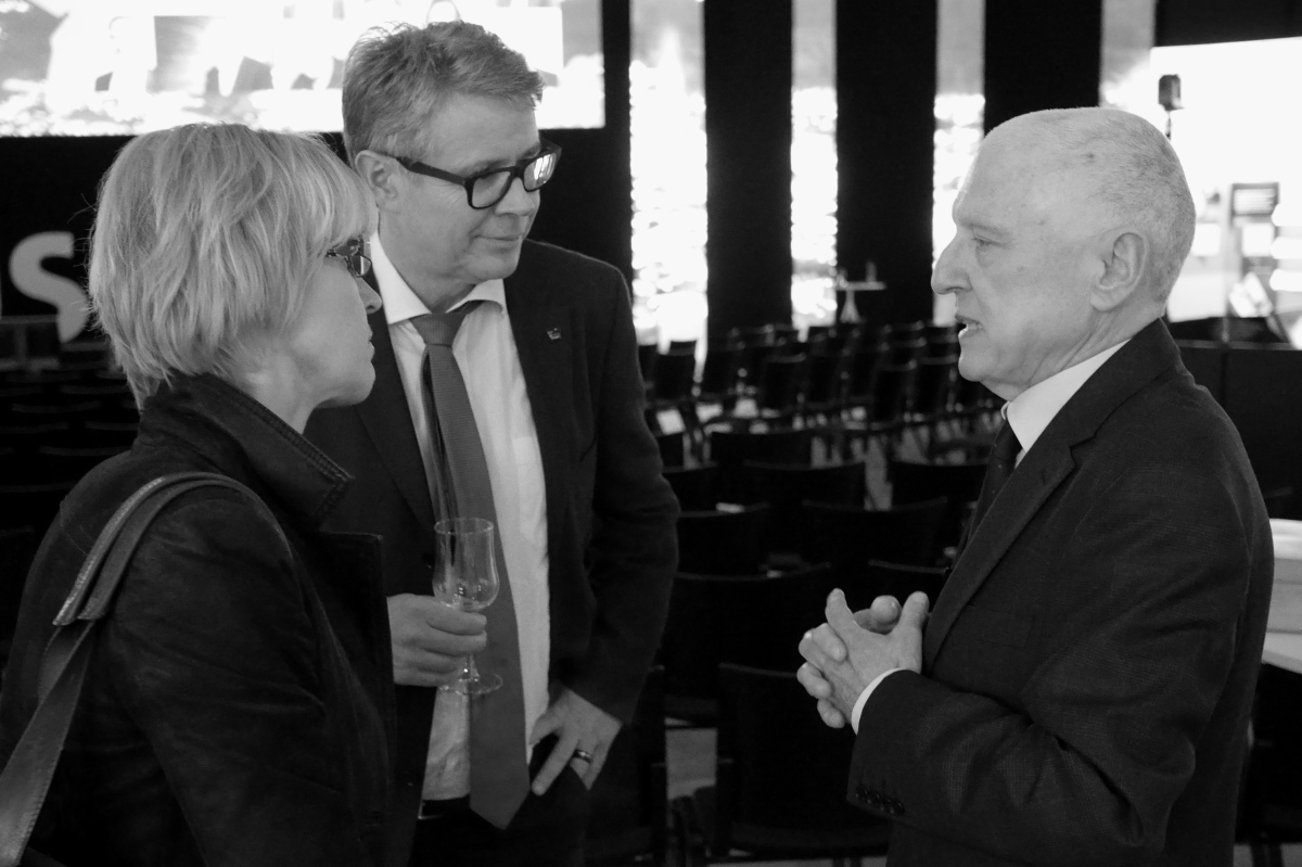 Sponsoren des Wettbewerbs: Marlies Elsässer-Heitz, Elsässer GmbH, und Urs Schneider, VR-Präsident Emch + Berger AG, im Gespräch mit Prof. Anton Steurer.