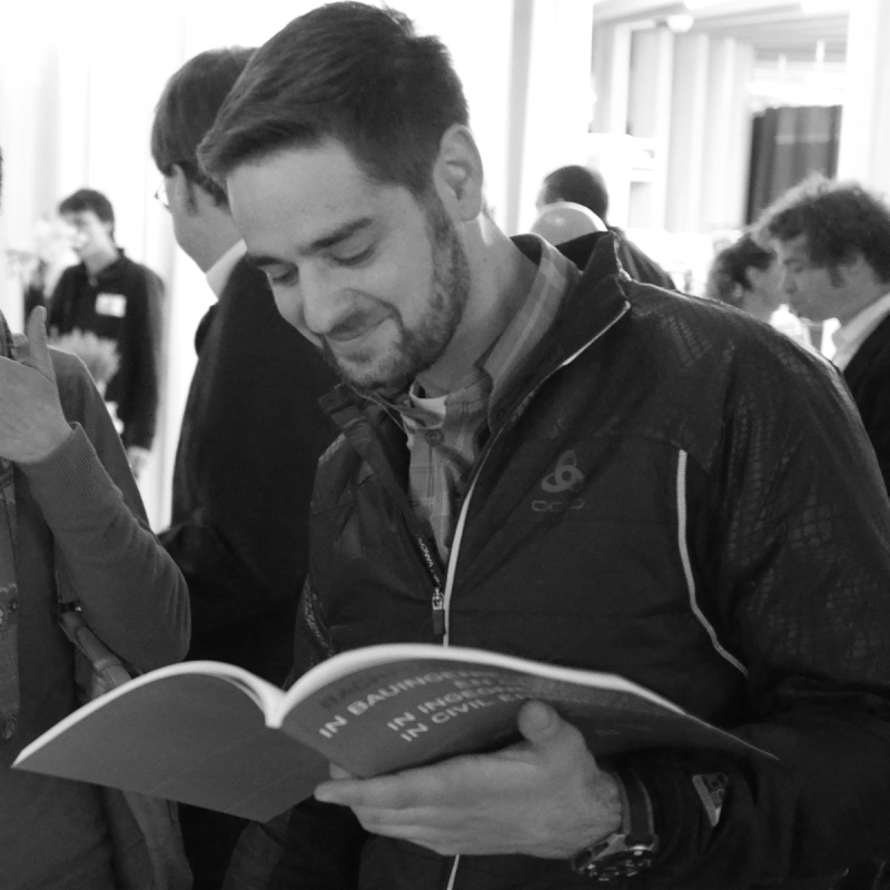 Das druckfrische Buch zum Wettbewerb findet sofort interessierte Leser.