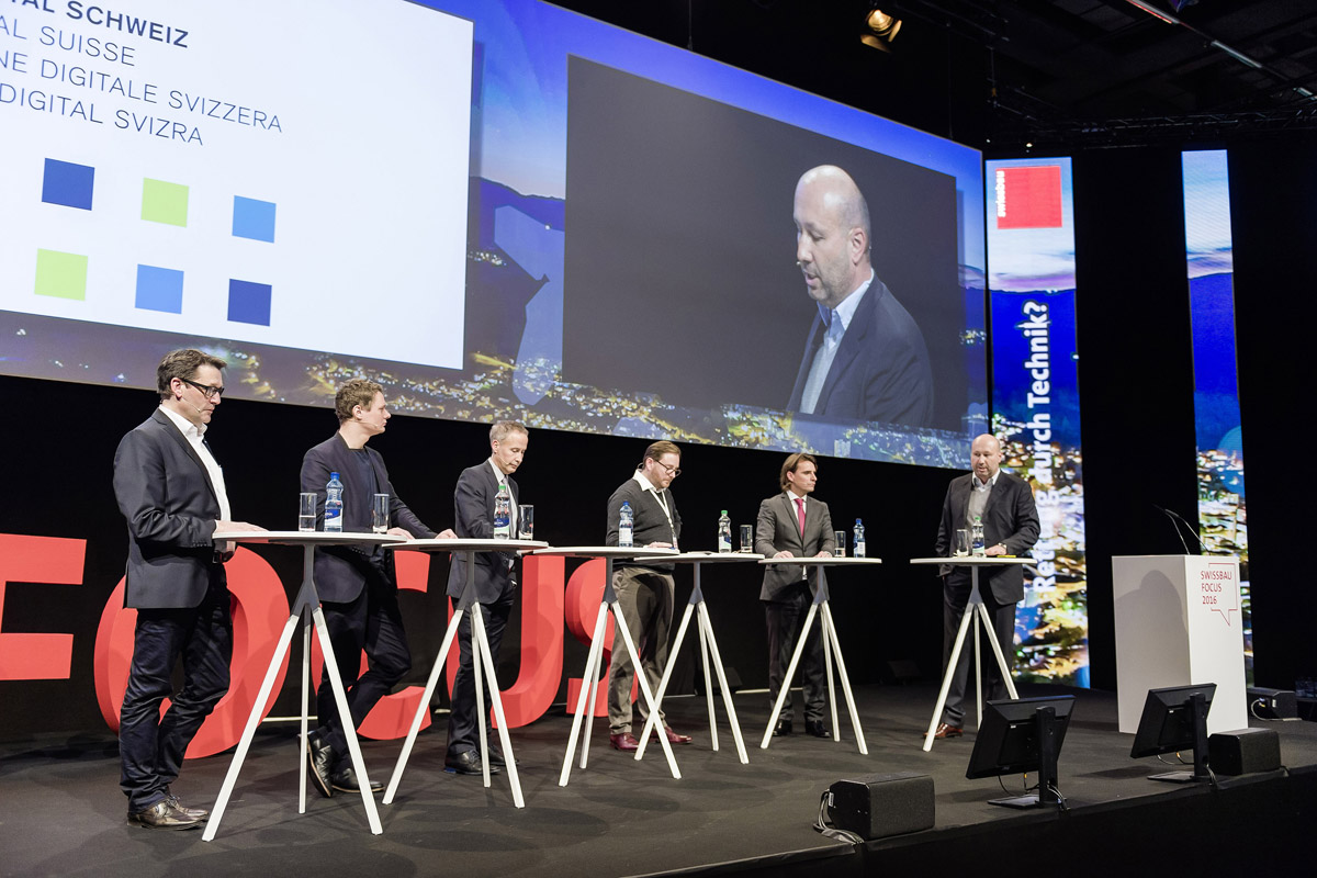 Swissbau 2016, Anlass «BIM, Evolution oder Revolution – Digitale Transformation der Bauwirtschaft». Von links nach rechts: Prof. Dr. Viktor Sigrist, Direktor Hochschule Luzern Technik &amp; Architektur; Steffen Riegas, Herzog &amp; de Meuron, Head Digital Technologies; Markus Weber, Präsident SIA FGE, Vorsitzender KGTV; Roderick Hönig, Redaktor für Architektur und Leiter Edition Hochparterre (Moderation); Dr. Ing. Jörg Kaiser, Implenia AG, Head Technical Center; Sacha Menz, Architekt, Professor Architektur