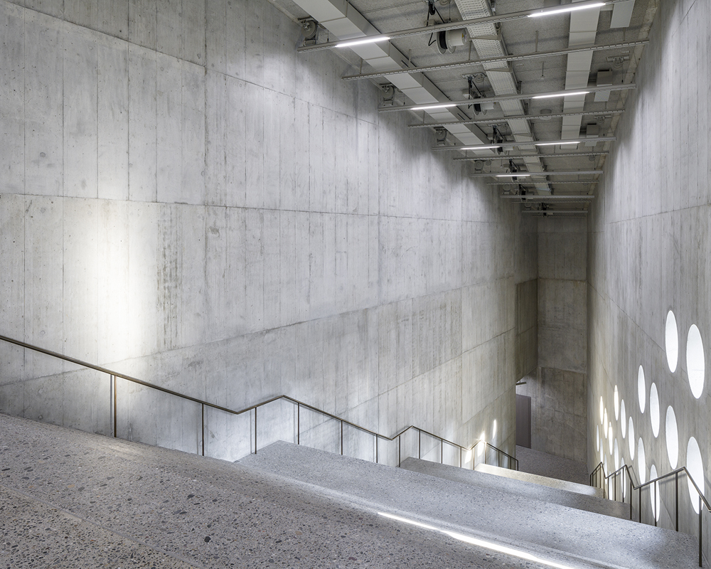 Die grosse Treppenhalle im Neubau.