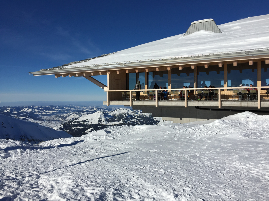 Gipfelgebäude Chäserrugg mit Bergrestaurant.