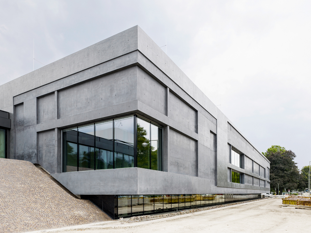 Die Aussenhaut der zweischaligen Hauptfassade des Sprengel-Museums verformt sich infolge Temperatur und Betonschwinden an den Ecken um bis zu 27 mm in Längsrichtung. Die einschaligen Stirnfassaden folgen zwängungsfrei.