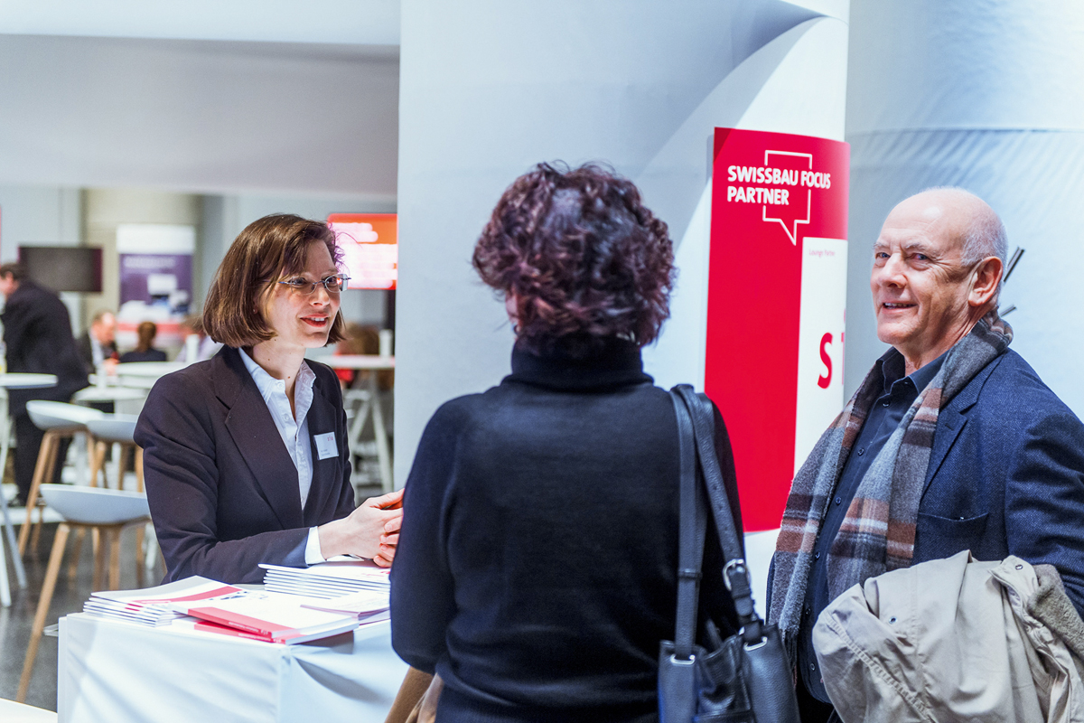 SIA-Mitarbeiterin Kai Halbach im Gespräch mit Besuchern des SIA-Stands.