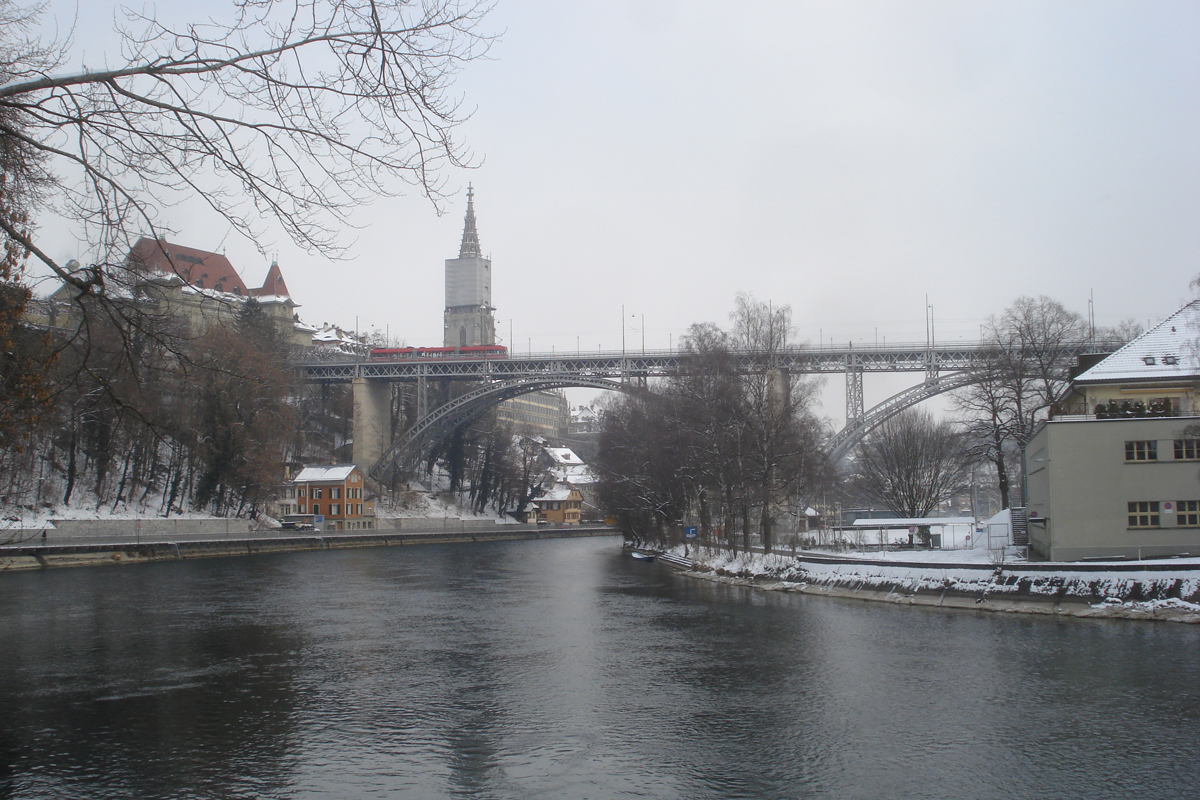 Die Kirchenfeldbrücke heute, im Hintergrund das Berner Münster.