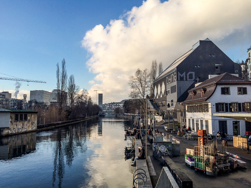 Blick limmatabwärts. Rechts im Bild der «Dynamo», das ehemalige «Drahtschmidli».