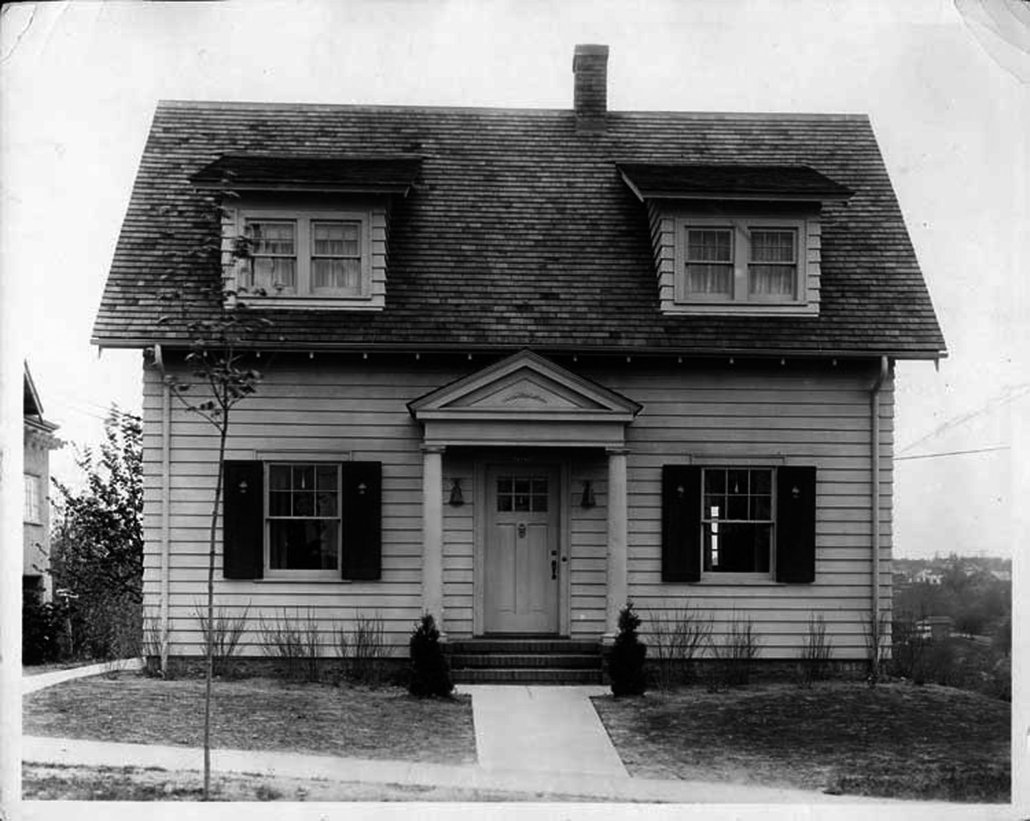 « Everyman’s House » : maison de démonstration de « Better Homes » construite en 1924 à Kalamazoo, au Michigan, et conçue par Caroline Bartlett Crane avec Gilbert Worden.
