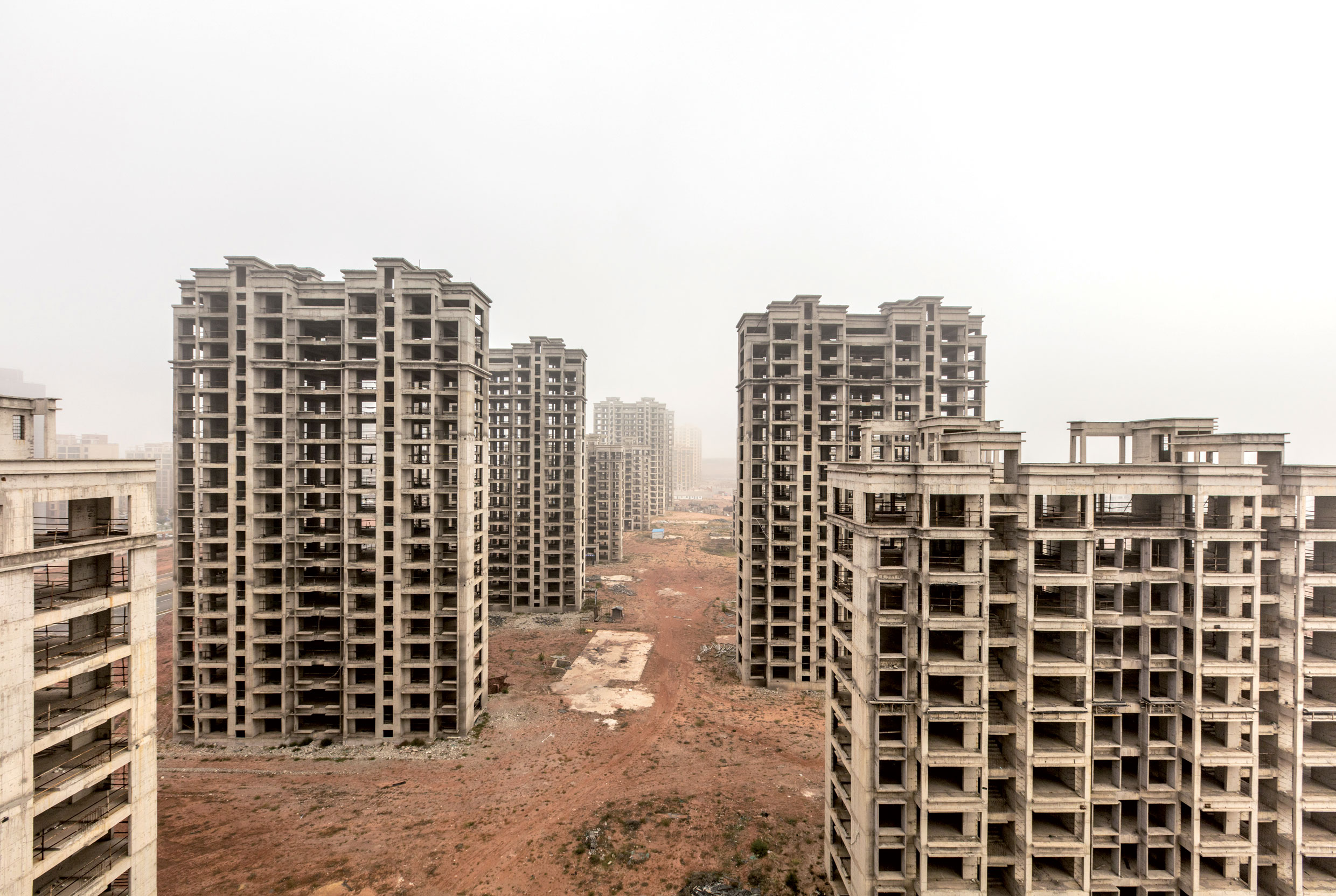 Apocalyptic Sublime, Chine, 2014 / Ibai Rigby La région d’Ordos est riche en ressources naturelles, l’eau exceptée. Si sa capitale, Dongsheng, venait à s’étendre du fait de l’exode rural, cela devrait être dans un endroit où l’accès à l’eau serait plus facile à assurer. Or le nouveau quartier de Kangbashi a été planifié entre trois réservoirs d’eau. Les nouveaux quartiers résidentiels qui se répandent comme des taches d’huile dans le paysage restent inhabités. De nombreux cit