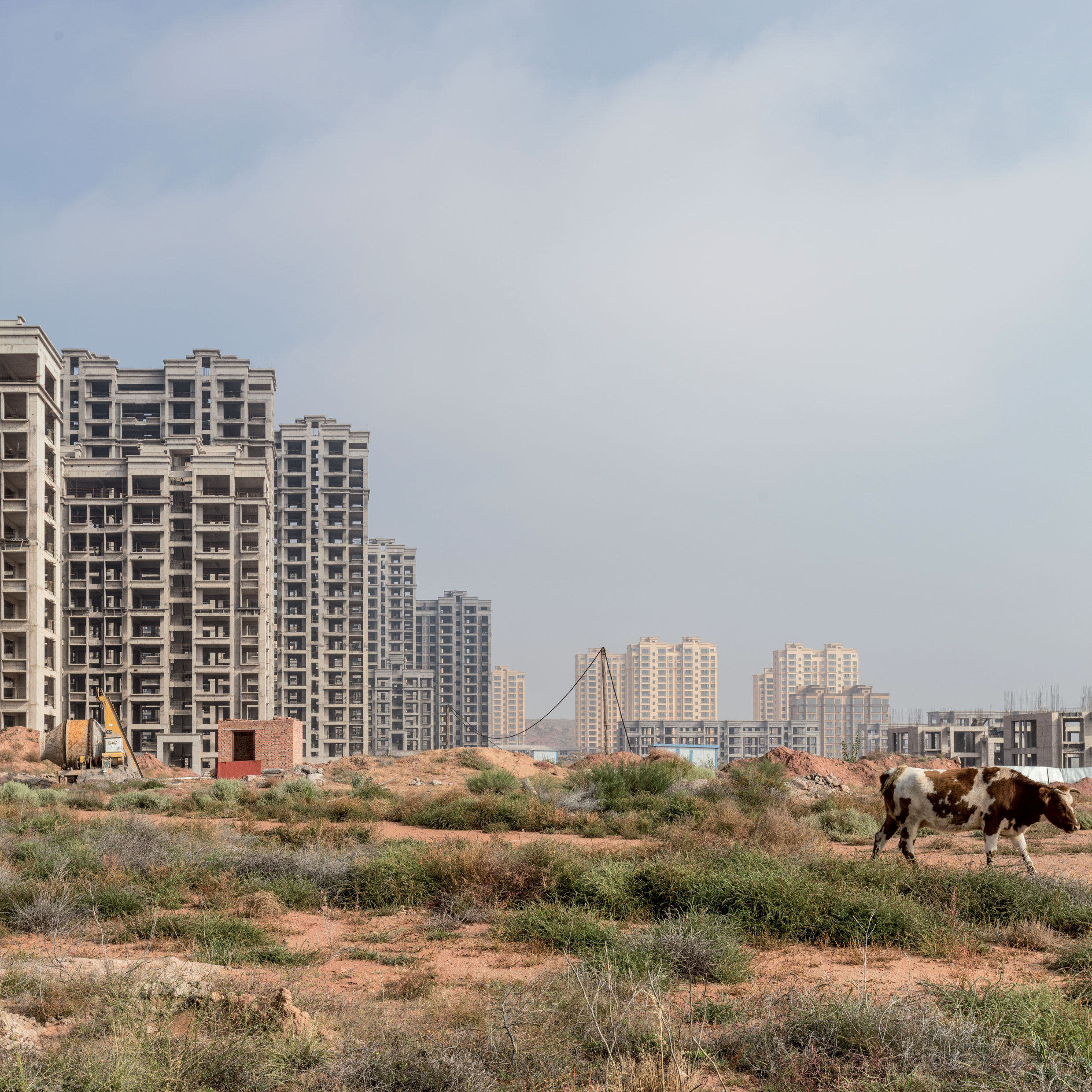 Apocalyptic Sublime, Chine, 2014 / Ibai Rigby La région d’Ordos est riche en ressources naturelles, l’eau exceptée. Si sa capitale, Dongsheng, venait à s’étendre du fait de l’exode rural, cela devrait être dans un endroit où l’accès à l’eau serait plus facile à assurer. Or le nouveau quartier de Kangbashi a été planifié entre trois réservoirs d’eau. Les nouveaux quartiers résidentiels qui se répandent comme des taches d’huile dans le paysage restent inhabités. De nombreux cit