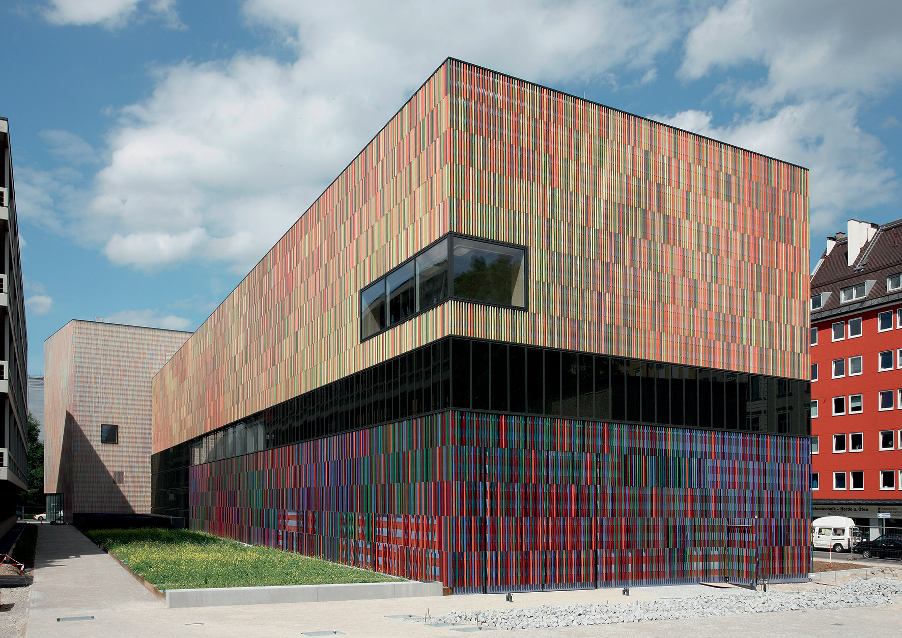 Sauerbruch Hutton, Museo Brandhorst di Monaco, 2009. L’uso di parti ceramiche smaltate a colori combinati secondo un particolare accordo distingue la parte inferiore da quella superiore. Gli accordi usati rendono armonico l’insieme.