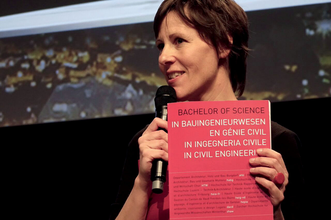 Katharina Schober, direttice di espazium, edizioni per la cultura della costruzione mentre presenta la nuova edizione di «Best of Bachelor» durante la cerimonia di conferimento del premio