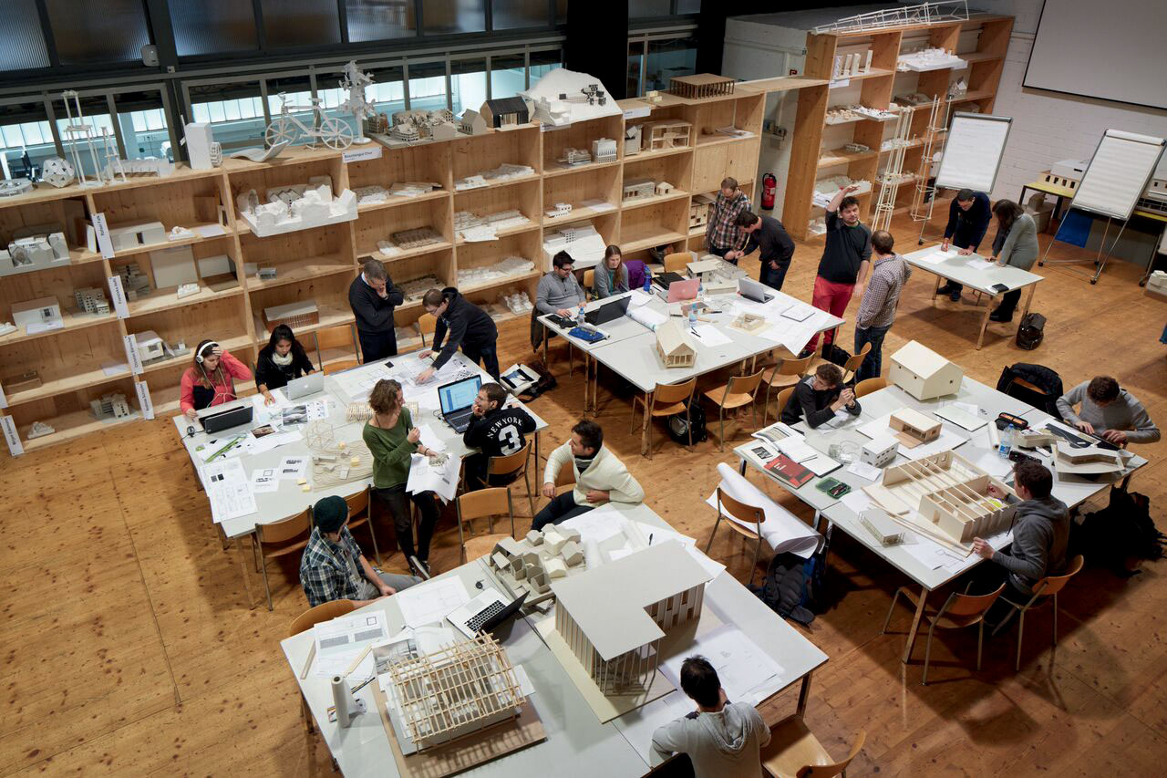 Gruppo di studenti al lavoro in un atelier di una scuola universitaria professionale