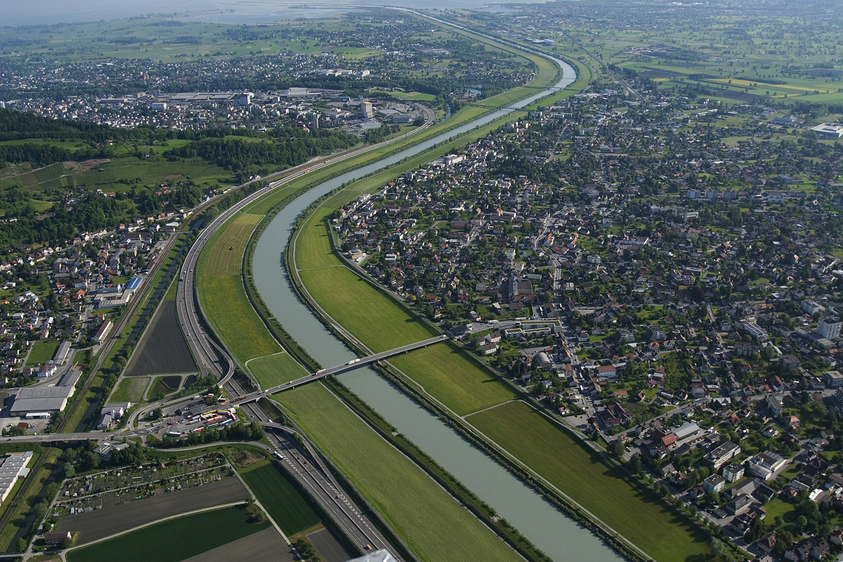 Das Hochwasserschutzprojekt Rhesi ist die erste Etappe der Umsetzung des Entwicklungskonzepts Alpenrhein, welches im Jahr 2005 von den Regierungen Vorarlbergs, Liechtensteins, Graubündens und St. Gallens unterzeichnet wurde.