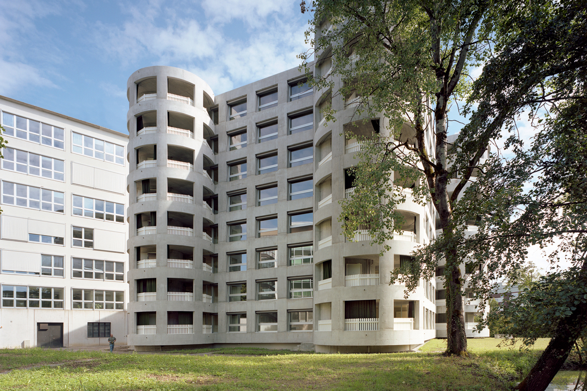 Wie eine Trutzburg steht der Neubau von Herzog &amp; de Meuron im Zellweger Park – eine «machine à dissocier».