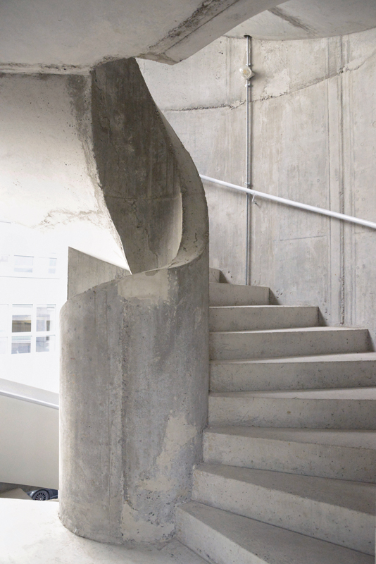 Die Fluchttreppe stellt einen Höhepunkt dar: Die in massivem Beton ausgeführte Wendeltreppe wirkt wie eine Plastik.