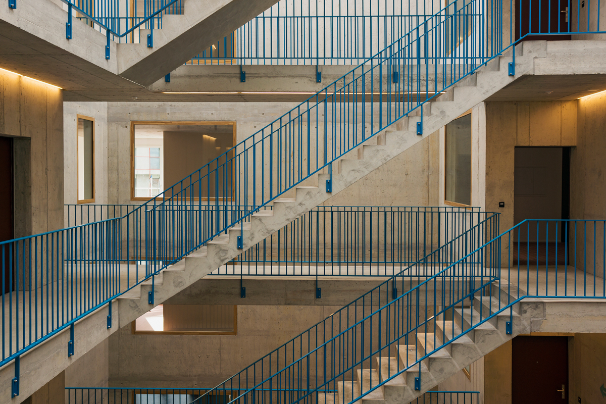 Das Treppenhaus in einem der Wohnbauten auf dem Areal Zwicky Süd in Dübendorf zeigt, wie durch die Architektur halbprivate Bereiche entstehen, in denen sich die Nachbarn treffen können.
