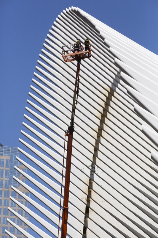 Die aufstrebenden weissen Rippen sollen den Verkehrsknotenpunkt zwischen One World Center, 9/11 Memorial und der Wall Street zu einem weiteren Wahrzeichen der Stadt und des Bezirks machen.