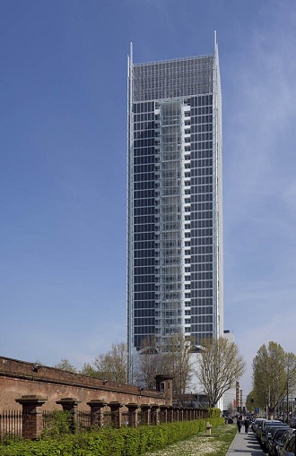 Der von Renzo Piano entworfene Torre Intesa Sanpaolo zählt mit 166 m Höhe und 38 Stockwerken zu den höchsten Gebäuden Italiens. Er ist Hauptsitz der gleichnamigen Bank mitten in Turin.