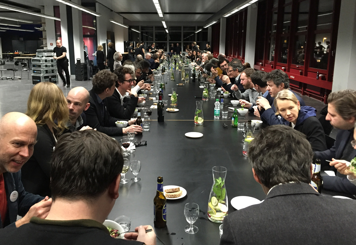 Der Höhepunkt: gemeinsames Abendessen aller Teilnehmenden und angeregte Diskussion –auch fachlich.
