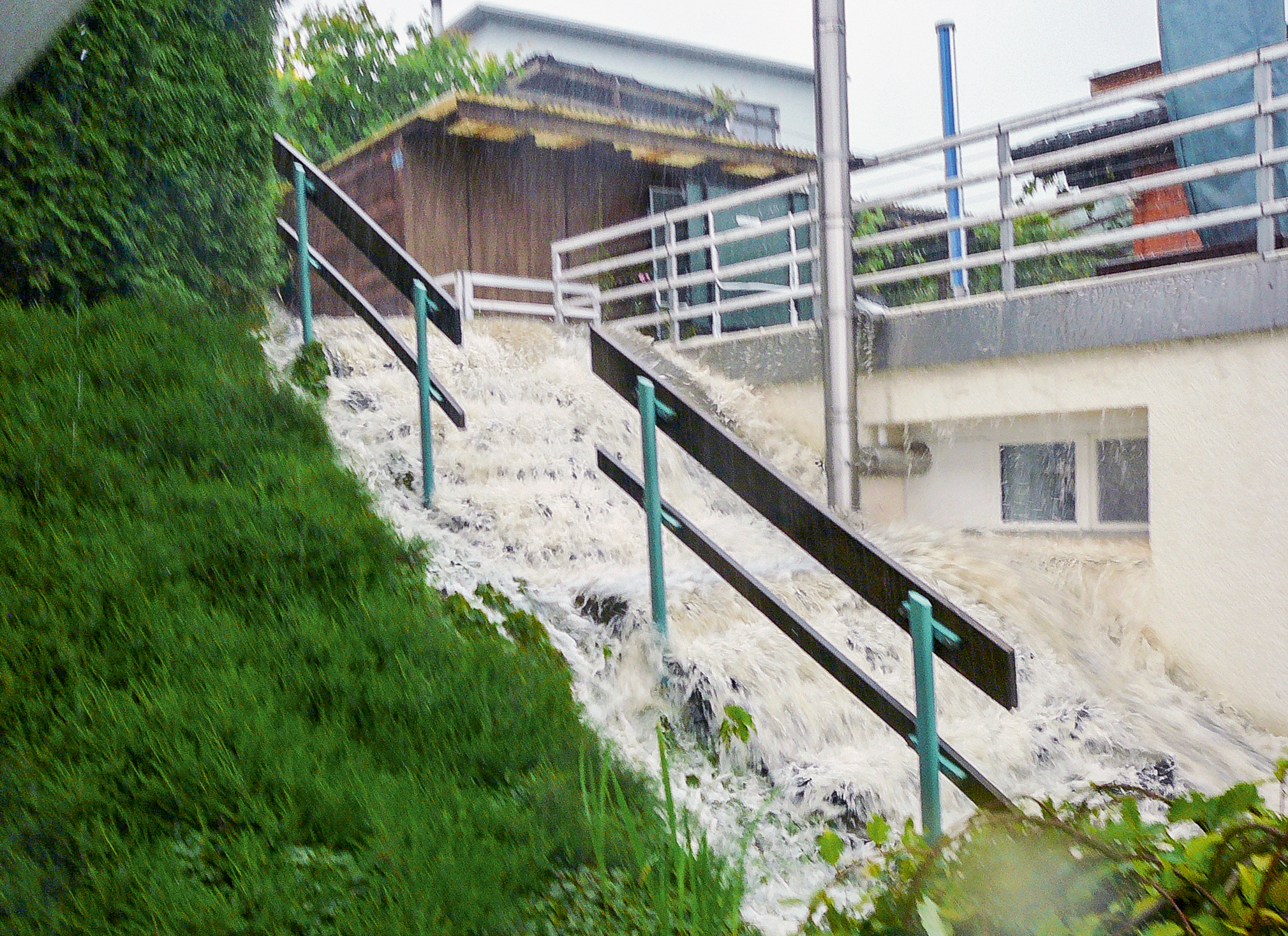 Rechts: Abfluss der Wassermengen über die Strasse und anschliessend über eine Treppe, nach einem heftigen Gewitter (die Stelle ist auf der Karte bei den Dokumenten mit einem gelben Punkt markiert). Durch lokales Beobachten werden die vorausgesagten, theoretischen Ereignisse in situ verifiziert.