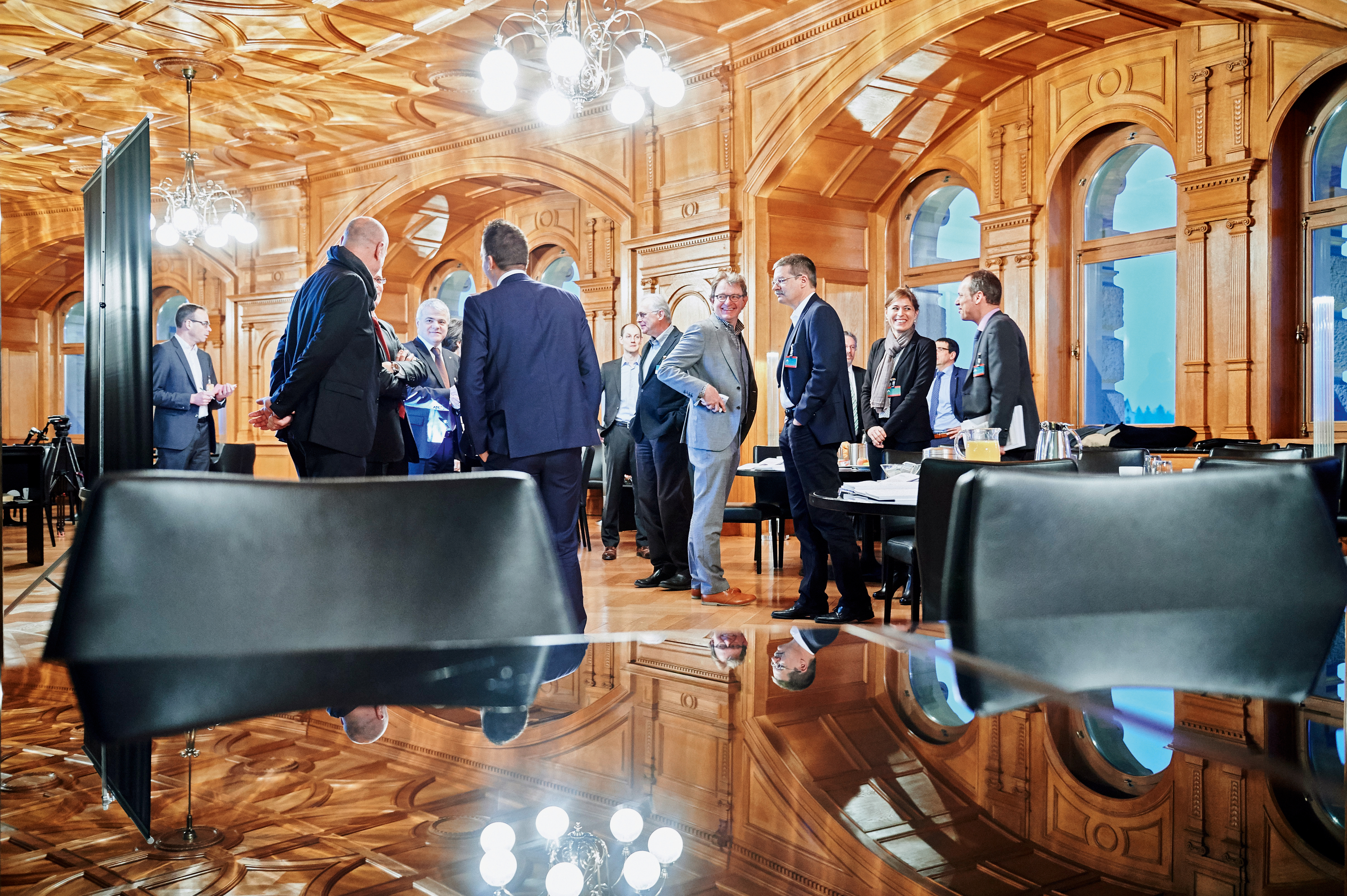 Parlamentarier und SIA-Experten diskutieren beim Energiefrühstück im Bundeshaus.