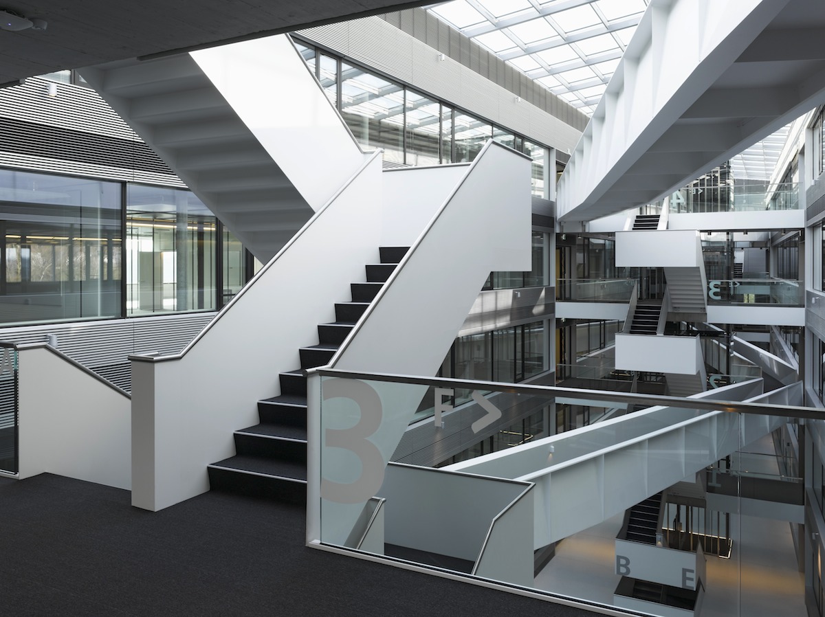 Der Businesspark in Ittigen BE ist Arbeitsstätte für beinahe 2000 Swisscom-Mitarbeiter. Das Gebäudeatrium dient als Steigschacht im Luftwechselsystem. Das behagliche Raumklima wird mit robuster Technik und ohne Kältemaschine organisiert.