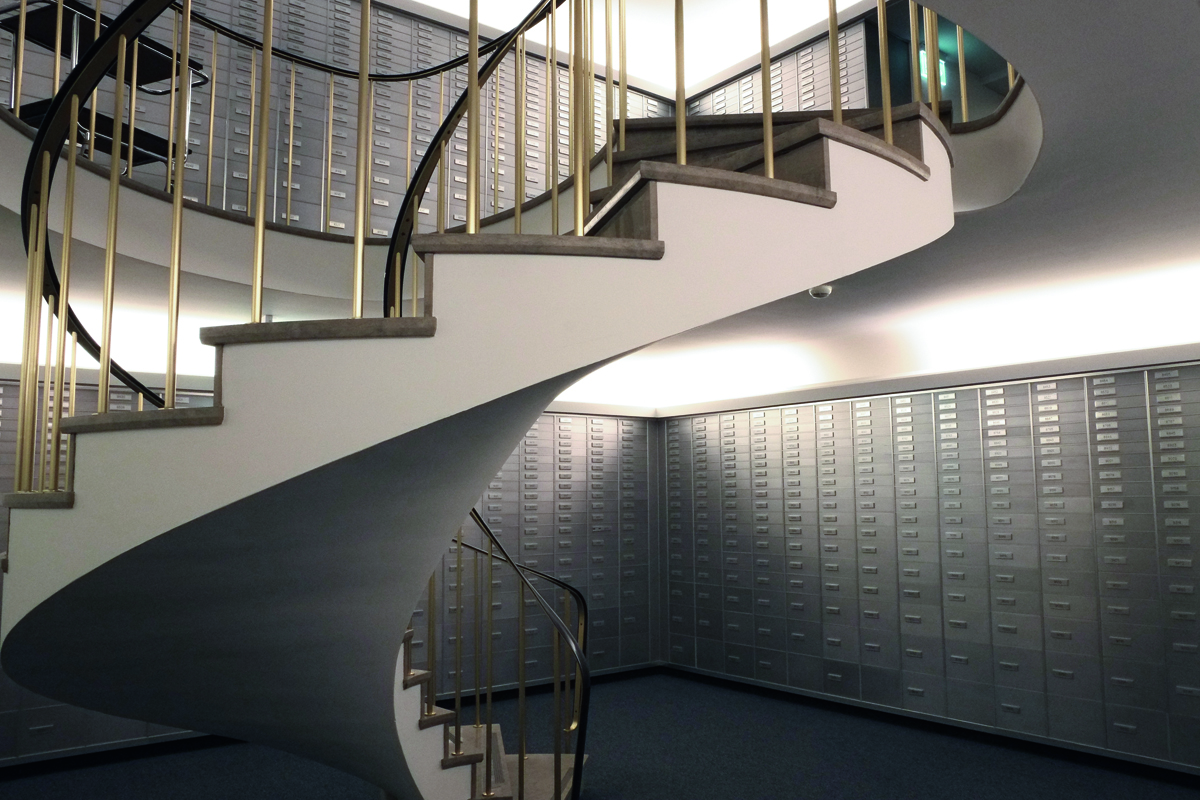 Die Legende mit dem Goldbunker: Die Schweiz ist nicht nur einer der wichtigsten Finanzplätze überhaupt, sondern auch eine Hauptdrehscheibe für den physischen Goldtransfer. Im Tessin stehen die vier weltgrössten Raffinerien, in denen das Edelmetall zu hochkarätigen Barren verarbeitet wird. Wo jedoch die Schweizerische Nationalbank ihre rund 1000 t schweren Goldreserven bunkert, ist ein Staatsgeheimnis: unter dem Zürcher Paradeplatz oder dem Bundesplatz von Bern? Das sind nur zwei der beliebten Spekulat