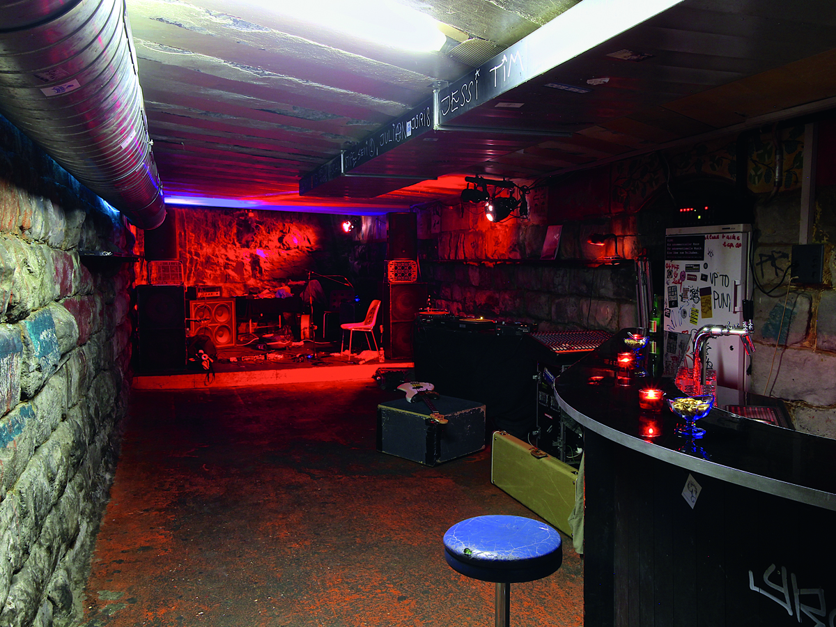 Underground ist Big Business: Vor über 30 Jahren waren die illegalen Bars und Klubs in den Kellern von Wohnhäusern und Gewerbebauten oder leer stehenden Fussgängerunterführungen der Beginn von Zürichs inzwischen hochgelobtem Partyleben. Damals bot die Stadt Zürich jeweils Polizei zum allabendlichen Kontrollgang, gern auch in Zivil, auf; ein Grund zur Beanstandung liess sich in den verrauchten, überbelegten Gruften mit engen Treppen schnell finden. Bis heute steht das ausgehfreudige Volk regelmässig