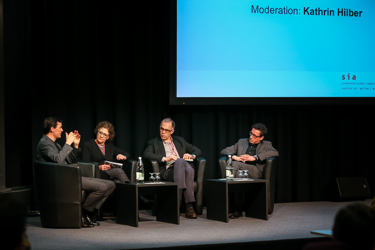 Das Podium an der Eröffnungsveranstaltung mit (vlnr): Markus Schäfer, Kathrin Hilber (Moderatorin), Angelus Eisinger, Georges T. Roos.
