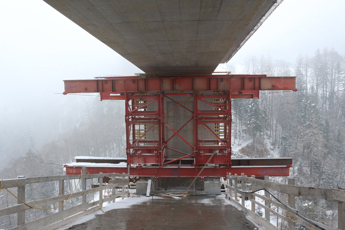 Lehrgerüstpfeiler auf den Betonfundamenten, die bis zum Abschluss der Bauarbeiten abgebrochen werden.