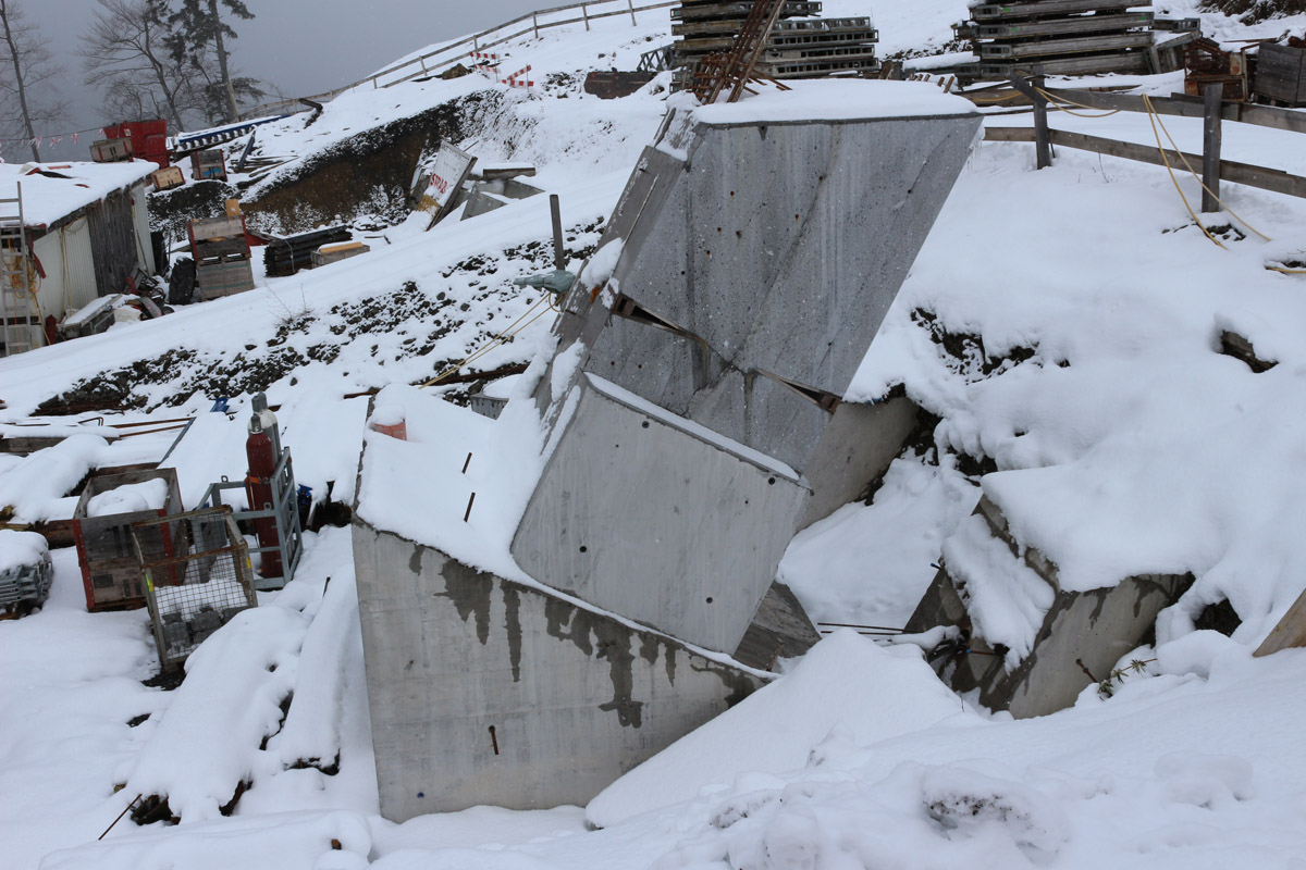 Muster der Betongelenke im Masstab 1:1 zur Überprüfung der Ausführungsqualität: Nach dem Betonieren und Ausschalen wird das Muster mit der Kreissäge durchgeschnitten, um eine Entmischung bzw. Segregation des Betons zu erkennen. Diese Probe bestätigt die Qualität des Betons und die Wahl des Bauablaufs. Das konstruktive Detail wurde am Kopf und Fuss der kürzeren Pfeiler versehen, um Zwängungen infolge Kriechen, Schwinden und Temperatur zu minimieren.