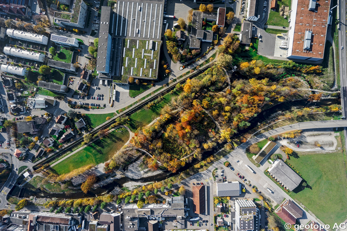 Eine Erholungs- und Grünoase mitten in der Stadt Frauenfeld: Der Murgauenpark umfasst ein rund fünf Hektaren grosses Areal mit Wald und Wiese, eingerahmt durch die revitalisierte Murg und einen renaturierten Kraftwerkskanal.