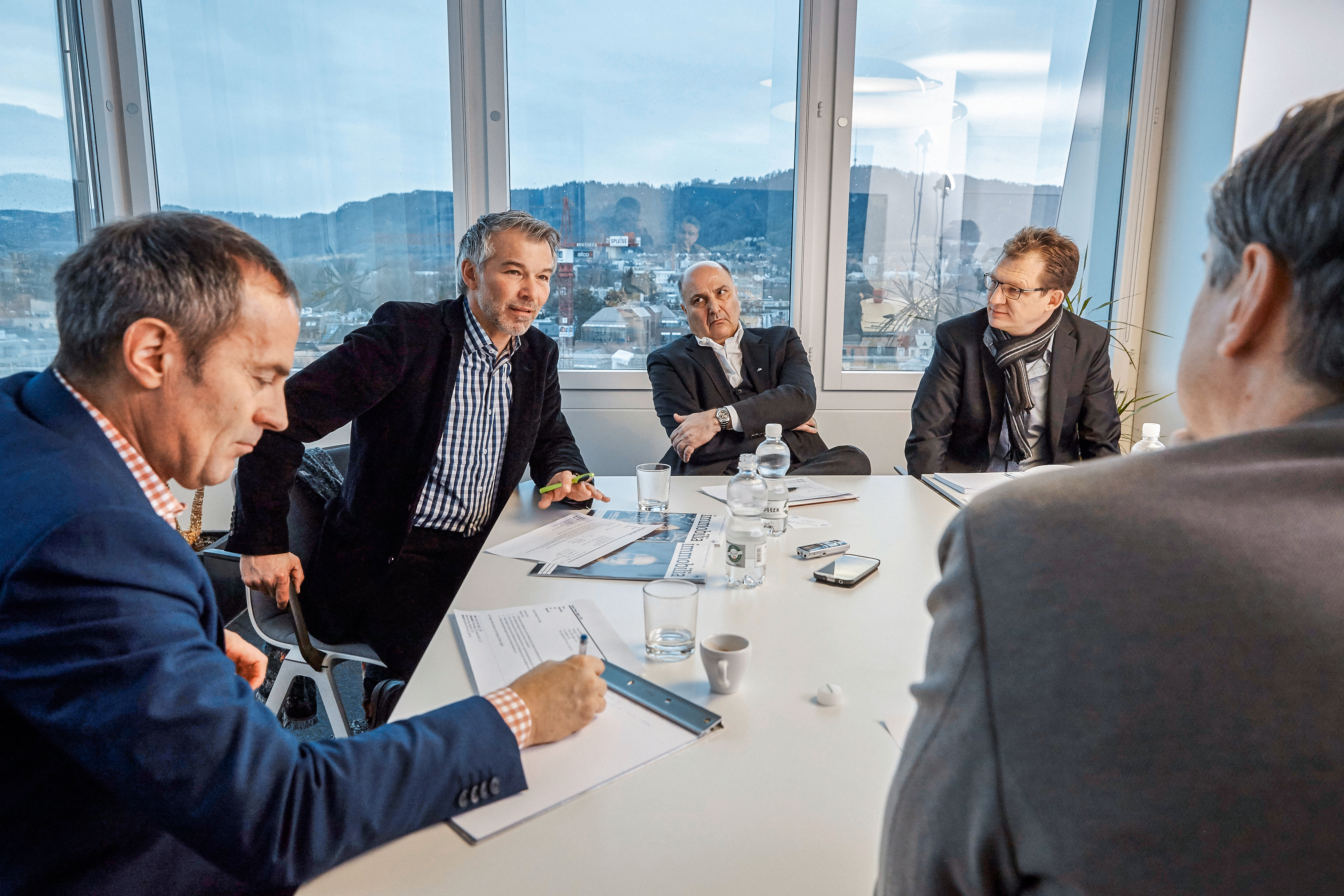 Die Gesprächspartner des Interviews (v.l.n.r.): Dani Ménard, Partner bei mépp, Ménard Partner Projekte AG; Präsident SIA-Sektion Zürich; Dr. Ivo Cathomen, Mitglied der Geschäftsleitung des SVIT (Schweizerischer Verband der Immobilienwirtschaft) und Geschäftsführer SVIT Verlag AG; Tayfun Celiker, Direktor des SVIT und Mitglied der Geschäftsleitung; Marcel Hug, Geschäftsführer der SVIT Swiss Real Estate School AG, als Mitglied der Geschäftsleitung verantwortlich für Aus- und Weiterbildung; Stefa