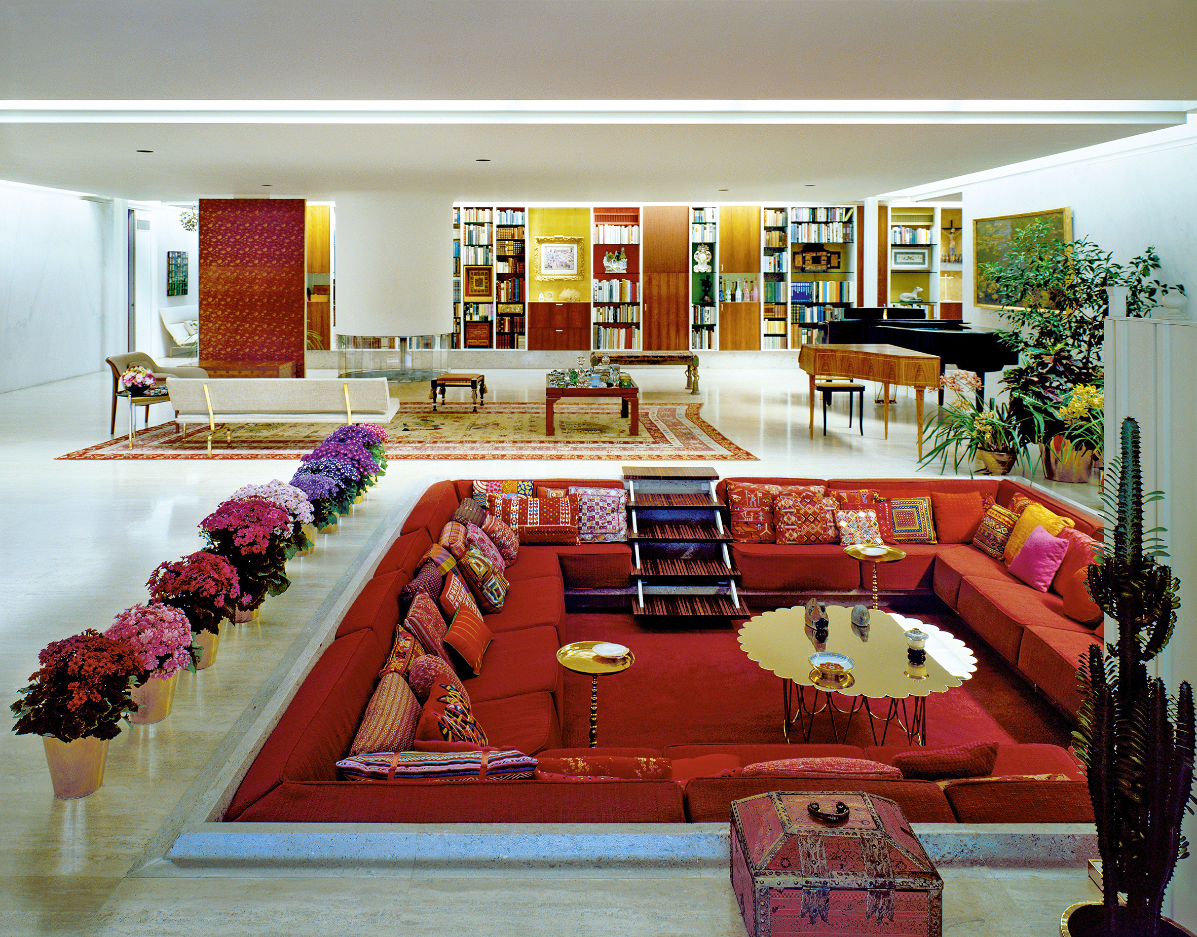 Das Miller House in Columbus, Indiana (USA), mit der farbenfrohen Sofagrube im Zentrum. Alexander Girard, 1953–1957.
