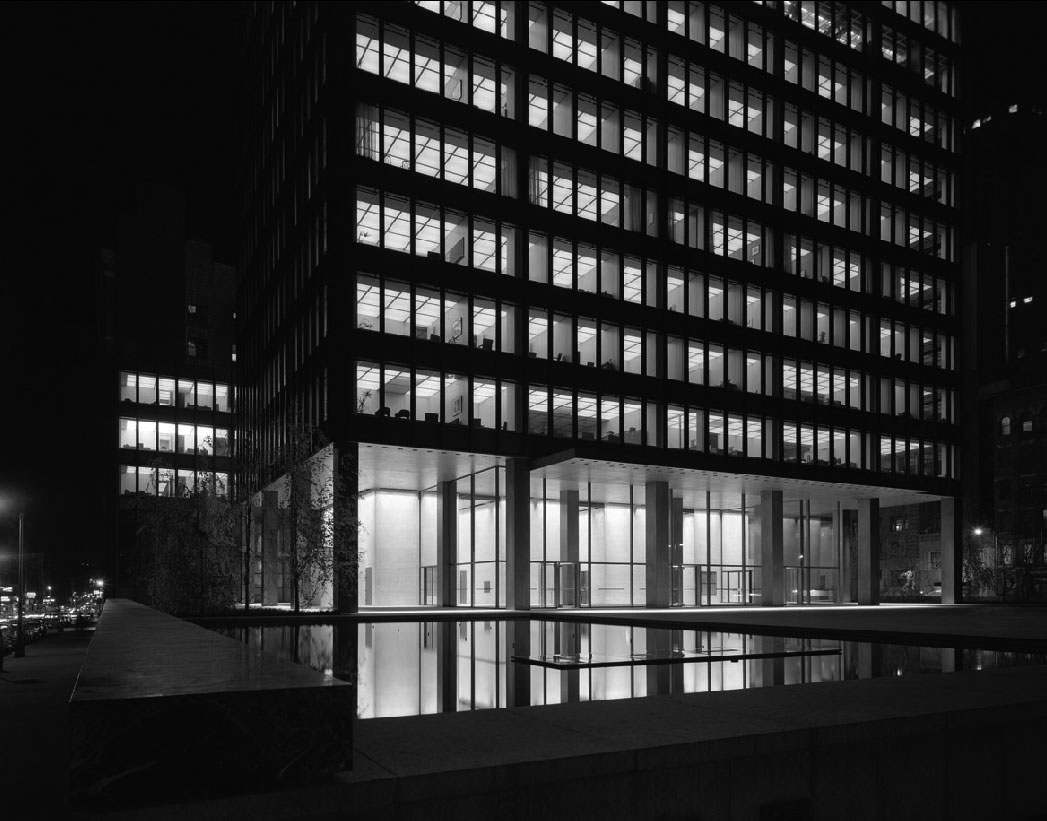 Le Seagram Building de Mies van der Rohe éclairé par Richard Kelly