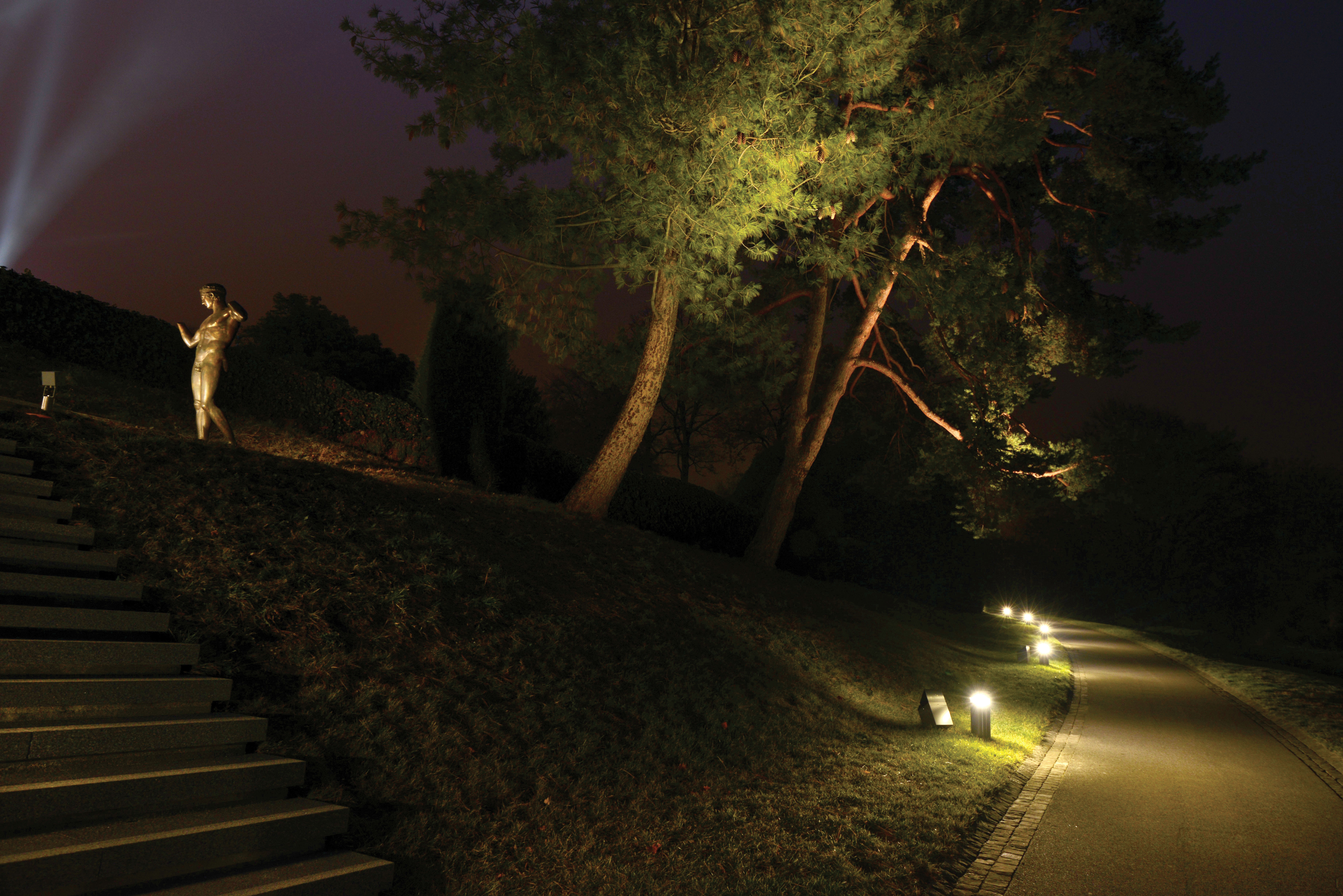 Mise en lumière du parc du CIO à Lausanne : les différents éléments « construits » et « végétaux » du Parc Olympique, ouvert sur le quai d’Ouchy et le lac Léman, sont mis en avant afin de renforcer les liens lac/parc/musée et identifier le parc dans le paysage lausannois.