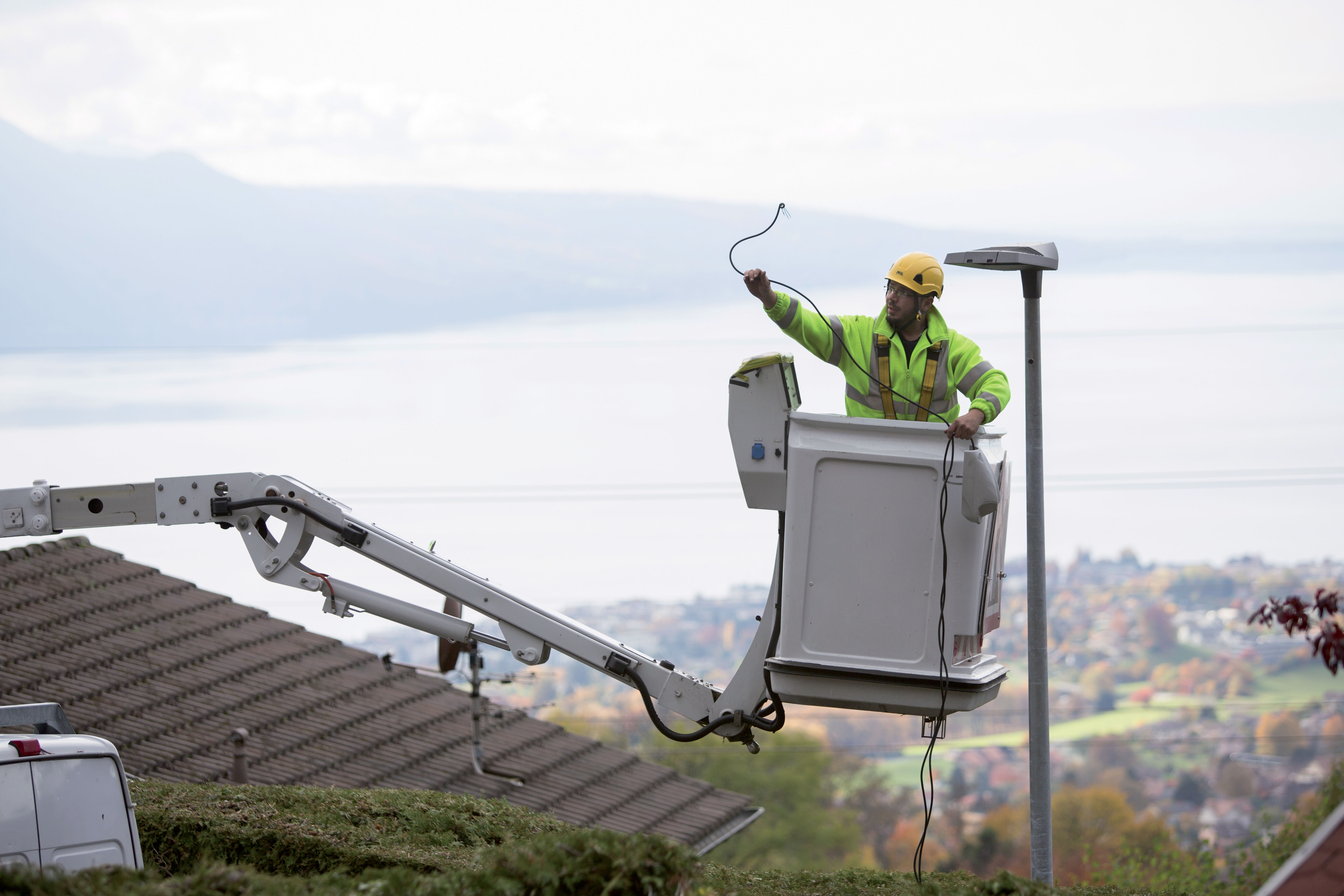 Installation d’un système d’éclairage dynamique à Blonay par un monteur de Romande Energie